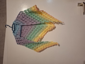 Selbstgefertigtes-Tuch-in-Pastell-Regenbogenfarben